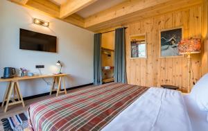 una camera da letto con un letto e una scrivania di 1740 Boutique Hotel Kazbegi a Kazbegi