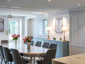 una sala da pranzo con tavolo e sedie di Cottage de Montchamp a Châtenay Altre 125 foto