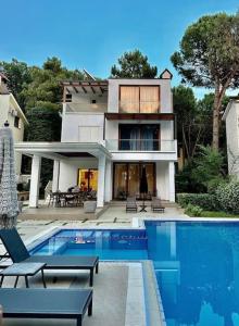 Bazén v ubytování Beachfront Villa with Private Pool by Monika Experiences nebo v jeho okolí