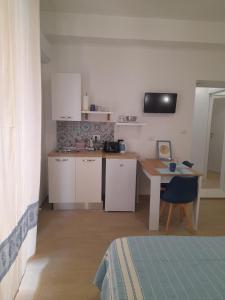 Kuchyň nebo kuchyňský kout v ubytování Beach Rooms 1 Self Check-in