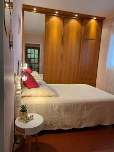 Un dormitorio con una cama grande y una mesa. en Mer sea, en Sanary-sur-Mer