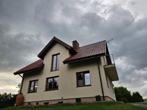 a house with a roof on top of it at Sielska Chatka in Sarbinowo