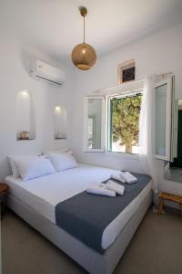 Ένα ή περισσότερα κρεβάτια σε δωμάτιο στο Aeris Tinos Suites