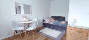 グダニスクにあるBlue Sky 1Studio Gdańskのベッドと小さなテーブル付きの小さな部屋