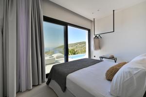 Postel nebo postele na pokoji v ubytování Etherial View Villas Skiathos + 37 fotografií