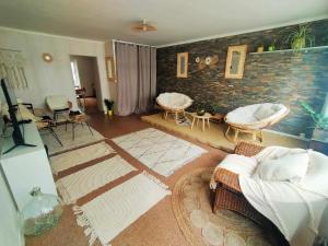 ein Wohnzimmer mit einer Couch und einer Ziegelwand in der Unterkunft Au bonheur des voyageurs in Concarneau