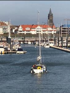 Uitzicht op een rivier vlak bij het appartement
