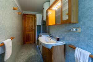 库马约尔APPARTAMENTO LE GINESTRE - Relax e vista Montagna - COUR 0248的浴室里有洗手池和镜子 更多21张照片