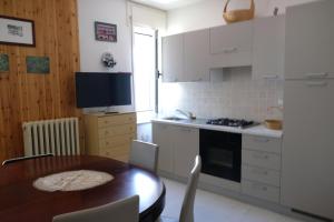 Η κουζίνα ή μικρή κουζίνα στο Discover Appennino - Via Roma 72, 11- Montecreto