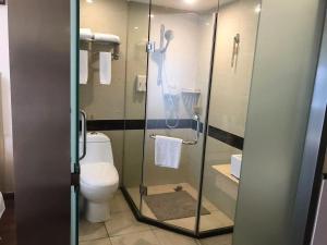 成都鹭湖花园酒店(四河地铁站店)的一间浴室