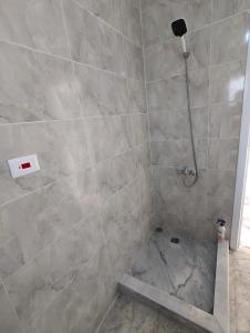 Ένα μπάνιο στο NEW 4 bedrooms Villa by the beach Kilo 134 فيلا باوركيديا فى الساحل الشمالى