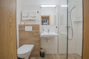Koupelna v ubytování Haus Anni + 37 fotografií