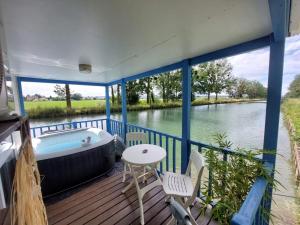 balcone con vasca, tavolo e sedie di Cottage flottant Terrasse Nature près Dijon a Ouges Altre 8 foto