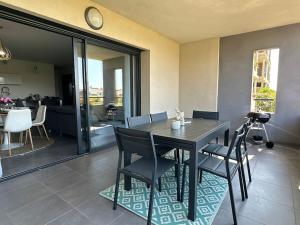 a dining room with a table and chairs at 5 min des plages - Appt 2 chambres A Casa Bella in Lucciana