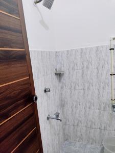 bagno con doccia e lavandino di Basuri Beach Resort a Varkala
