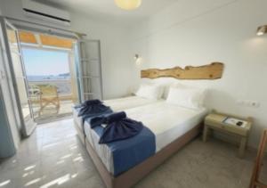 Ένα ή περισσότερα κρεβάτια σε δωμάτιο στο Glaros Hotel (By The Sea)