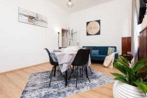 ロヴィニにあるApartment Rubiのダイニングルーム(テーブル、黒い椅子付)