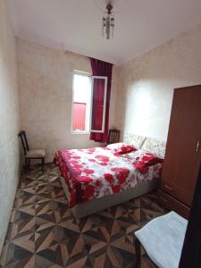 una camera da letto con un letto e due sedie di Likas haus a Kobuleti