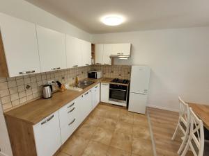 Una cocina o cocineta en Apartmán Neva Gbely 2