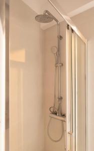 Ένα μπάνιο στο Bright & Airy 2BD Apt Close To National Garden +19 φωτογραφίες