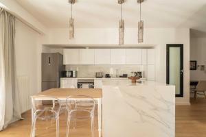 Η κουζίνα ή μικρή κουζίνα στο Bright & Airy 2BD Apt Close To National Garden