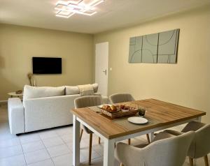 Cayeux sur oiseaux في كايو سور مير: غرفة معيشة بها طاولة وأريكة