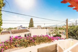 widok z balkonu domu z kwiatami w obiekcie Villa Capistrano w mieście Nerja