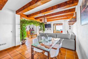 salon ze stołem i kanapą w obiekcie Villa Capistrano w mieście Nerja