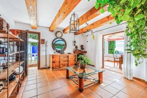 salon ze szklanym stołem w pokoju w obiekcie Villa Capistrano w mieście Nerja +10 zdjęć