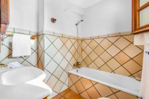 łazienka z wanną, toaletą i umywalką w obiekcie Villa Capistrano w mieście Nerja