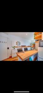 Una cocina con una mesa de madera en una habitación. en Victoria's House, en Nogent-sur-Marne