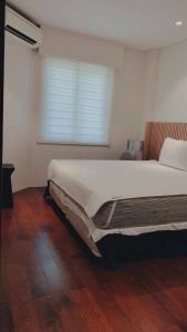 Postel nebo postele na pokoji v ubytování One Bedroom in Tower F -11N with seaview