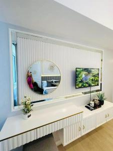 sala de estar con espejo grande y mesa en Le Monaco Suites - Azure North Pampanga, en San Agustin