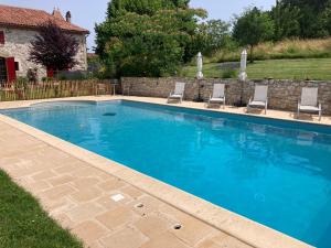 Bazén v ubytování La Bastide Portoly B&B "Pruneaux" nebo v jeho okolí