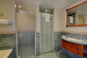 Koupelna v ubytování Courtyard Hotel Gqeberha