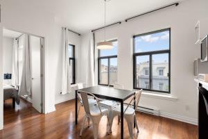 ein Esszimmer mit Tisch und Stühlen in der Unterkunft M11 The LEGO Suite 2BRSofaBed in Prime Location in Montreal + 16 Fotos