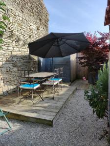 Patio alebo iná vonkajšia časť ubytovania La cachette maison de ville