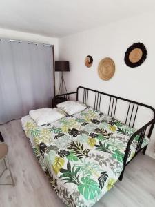 Ένα ή περισσότερα κρεβάτια σε δωμάτιο στο Studio coquet avec vue