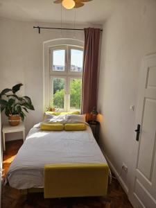 Ένα ή περισσότερα κρεβάτια σε δωμάτιο στο Apartamenty pod Aniołami