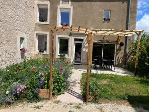 a garden with flowers in front of a building at Au point du jour Ch1 in Récourt-le-Creux +4 photos