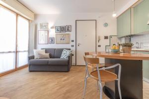 Una cocina y una sala de estar con un sofá y una mesa. en Italian Experience- Fano Lighthouse, en Fano