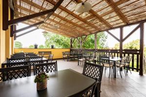 Reštaurácia alebo iné gastronomické zariadenie v ubytovaní Hotel Tanzberg Mikulov