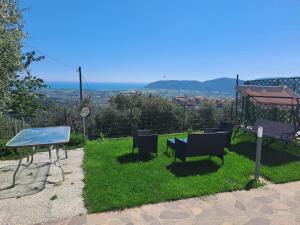 a group of chairs and a table in the grass at La Maestà di Alice in Castelnuovo Magra
