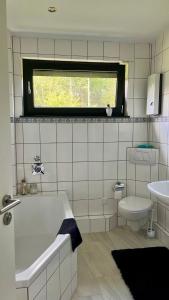 Ένα μπάνιο στο Ferienwohnung an der Wildenburg