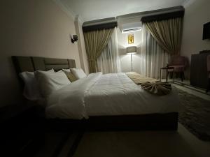 Voodi või voodid majutusasutuse Aziz Egypt Pyramids Hotel toas