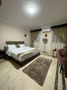 Voodi või voodid majutusasutuse Aziz Egypt Pyramids Hotel toas