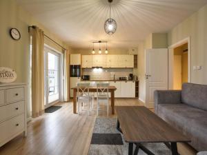 salon z kanapą i stołem w obiekcie Apartament NavyBlue z widokiem na góry w Szklarskiej Porębie