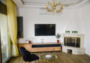 Televízia a/alebo spoločenská miestnosť v ubytovaní Sea View Private Pool Villa Katrin