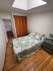 Giường trong phòng chung tại L'Appartement des Trois Six