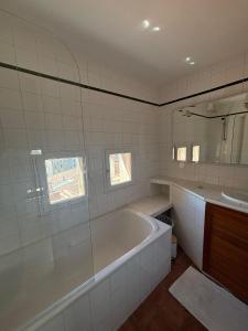 Phòng tắm tại L'Appartement des Trois Six +13 ảnh